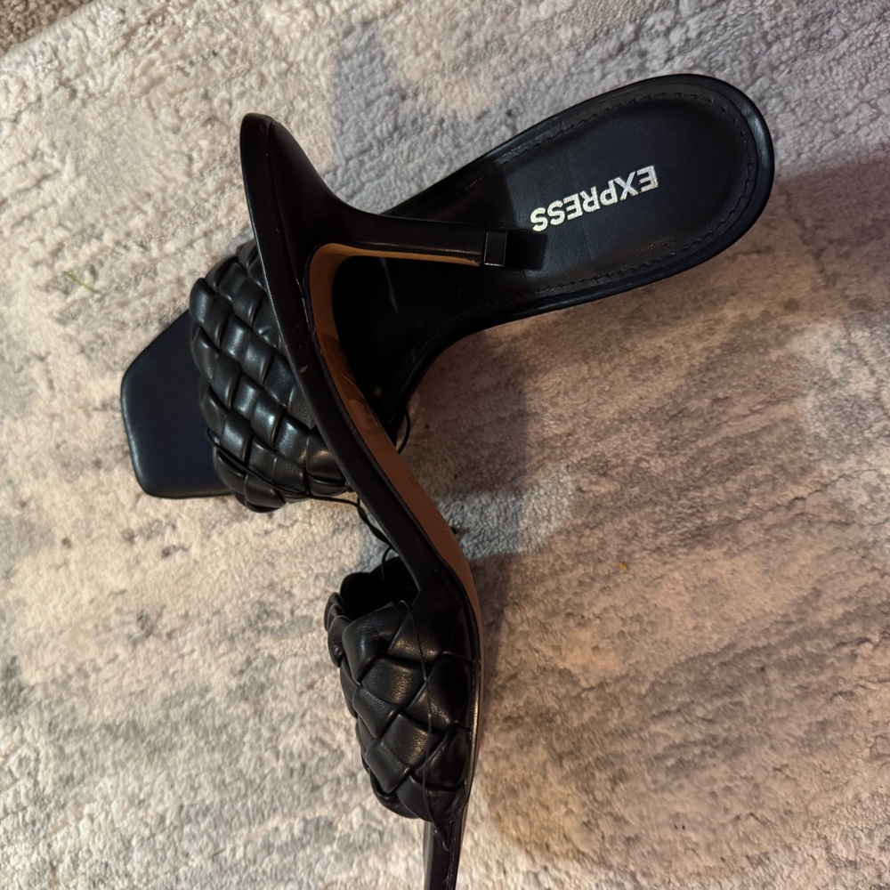Express Black Heeled Shoes with Sleek Design
